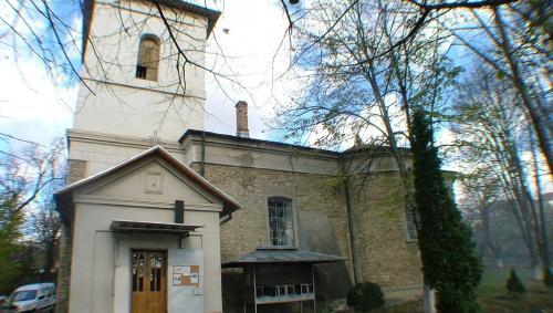 Biserica - vedere exterioară