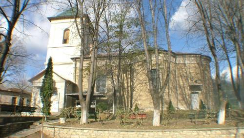 Biserica - vedere exterioară