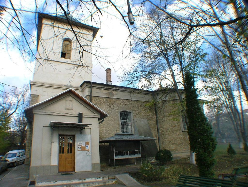 Biserica - vedere exterioară