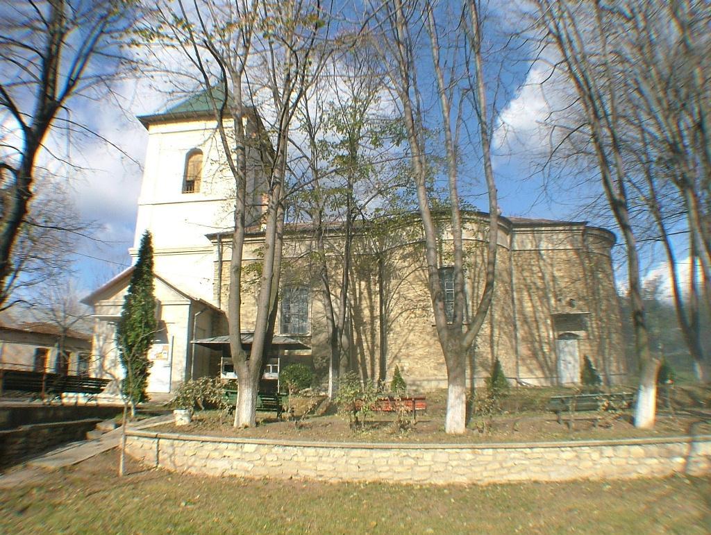 Biserica - vedere exterioară