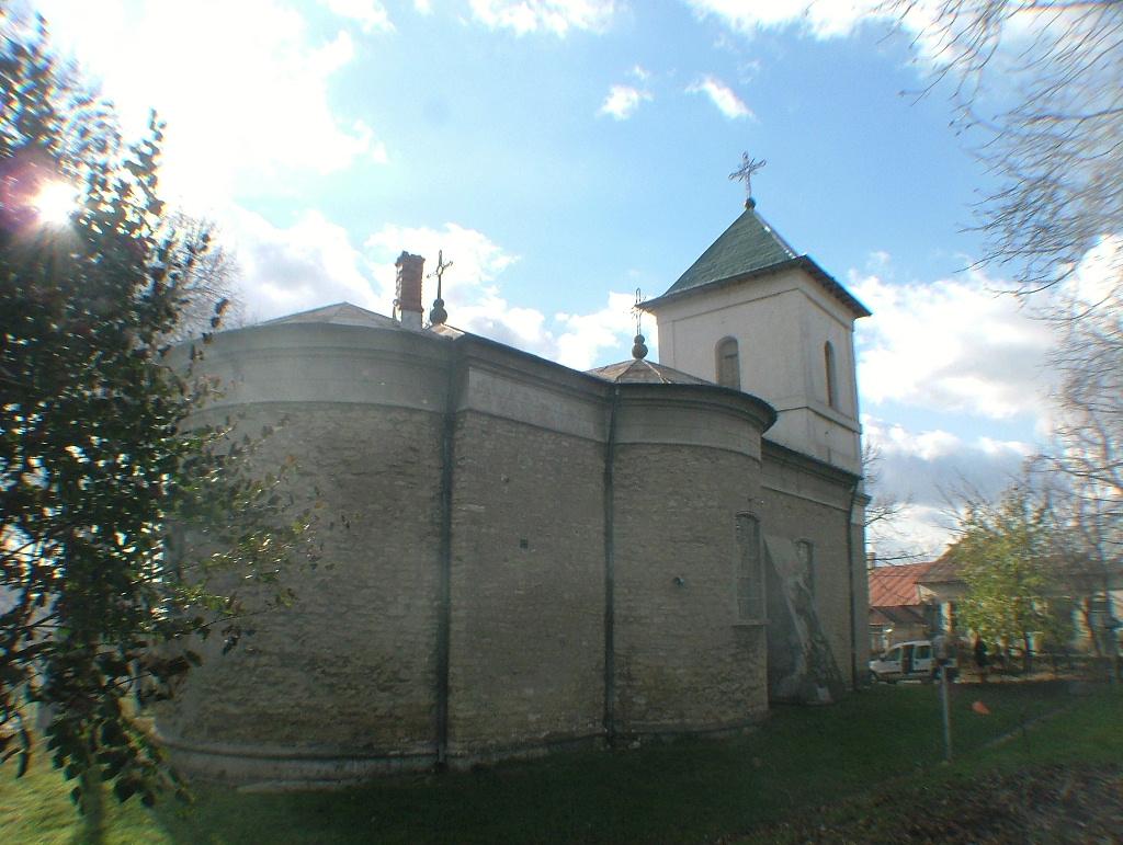 Biserica - vedere exterioară